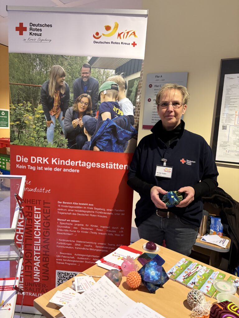 Annette Täufert vom DRK stellt Ausbildungsmöglichkeiten im sozialen Bereich vor. 