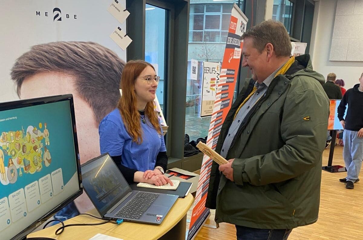 ME2BE-Mitarbeiterin Sina stellt dem Bürgermeister von Kellinghusen das Berufsorientierungsportal von DIGI:BO vor.