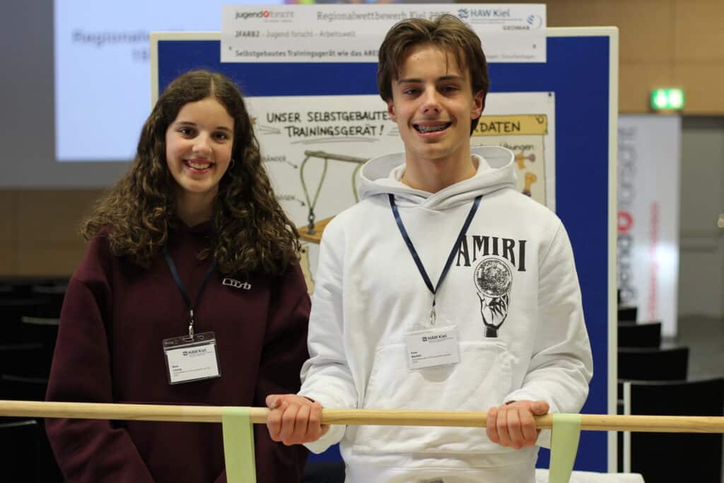Nele und Finn vom Gymnasium Elmschenhagen haben ein Modell für ein Trainingsgerät gebaut, das auch im Weltall funktioniert