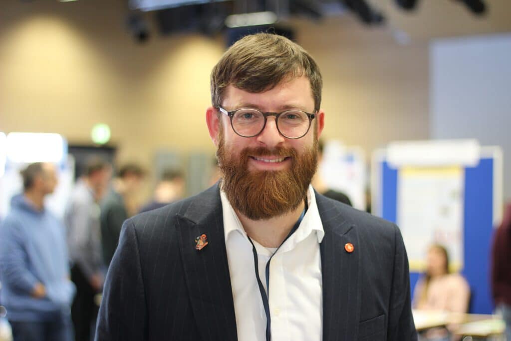 Daniel Schluckebier ist seit zwei Jahren der Landeswettbewerbsleiter von „Jugend forscht“ in Schleswig-Holstein