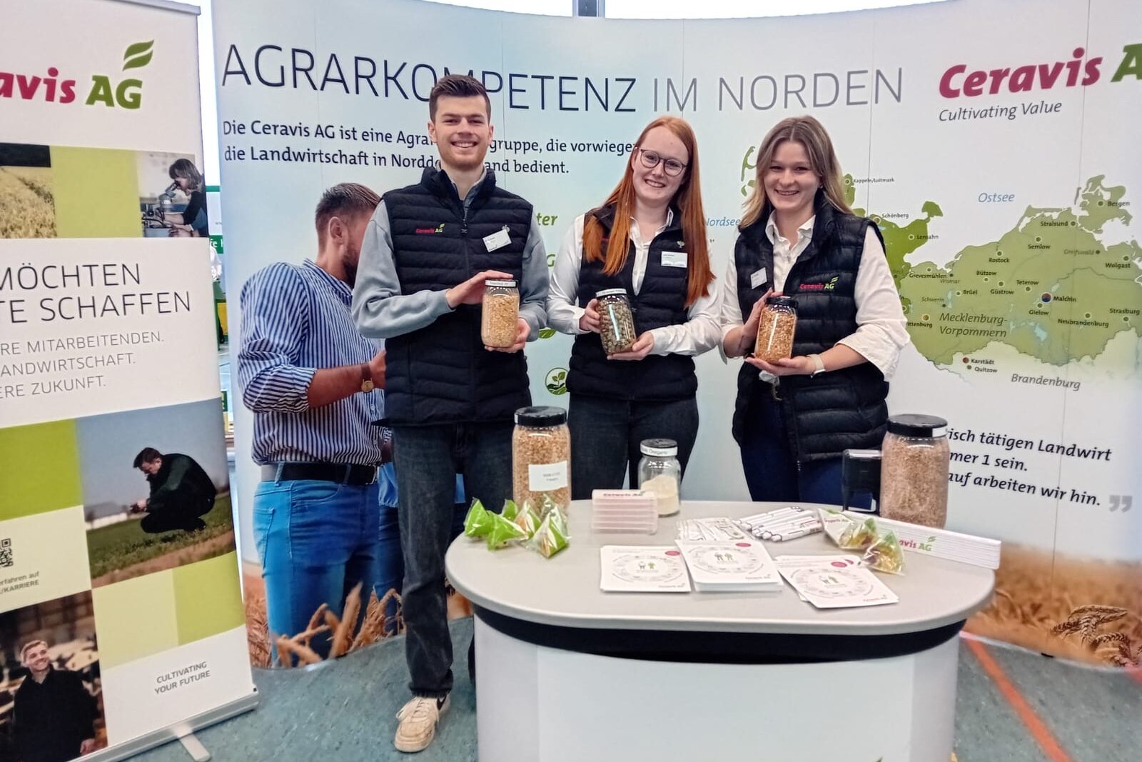 Die Auszubildenden Norje und Anna mit Personalerin Laura Rohwer von der Ceravis AG (v. l. n. r.)