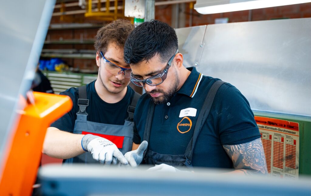 Einarbeitung und Hilfestellung an den Geräten mit Gabriel und seinem Kollegen