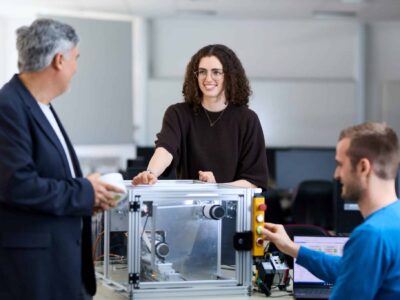 Im Rahmen ihres praxisorientierten Masterstudiums „Battery Technologies“ können die Student*innen in einem Labor zentrale Prozesse einer Batteriefertigung nachvollziehen und selbst steuern.