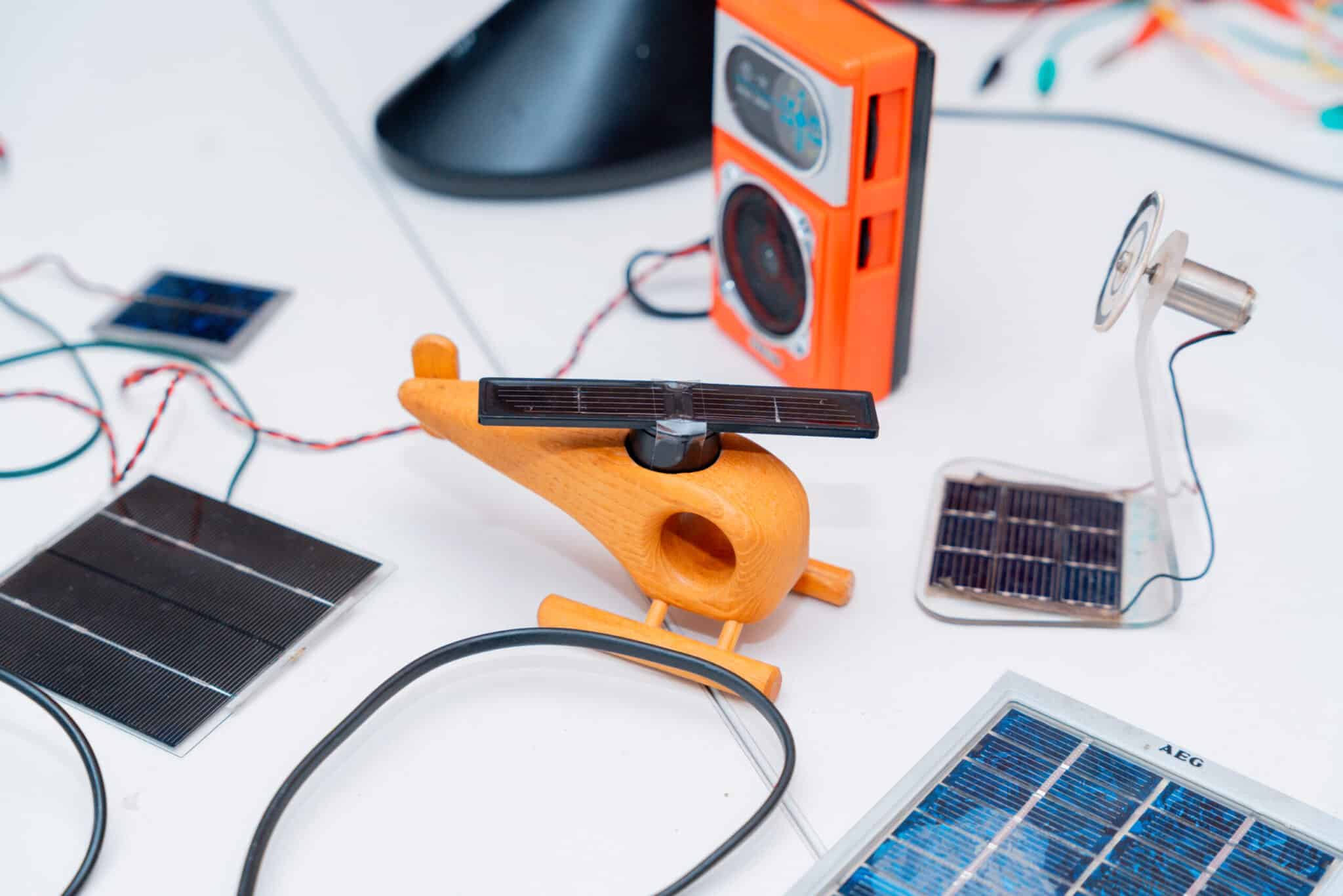 Klar zum Start: In Experimenten erfahren Schülerinnen und Schüler, wie selbst kleine Solarmodule für den Antrieb unterschiedlicher Geräte sorgen.
