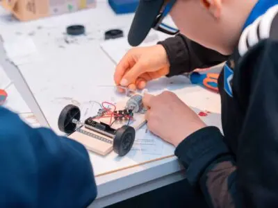 Technik, die begeistert: Viertklässler im Laborversuch
