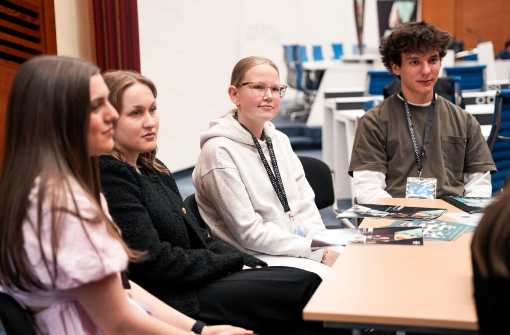 In zehn Gesprächsrunden sind die Jugendlichen vom BBZ Norderstedt von Tisch zu Tisch rotiert und konnten mit unterschiedlichen Unternehmen aus der Region ins Gespräch kommen.
