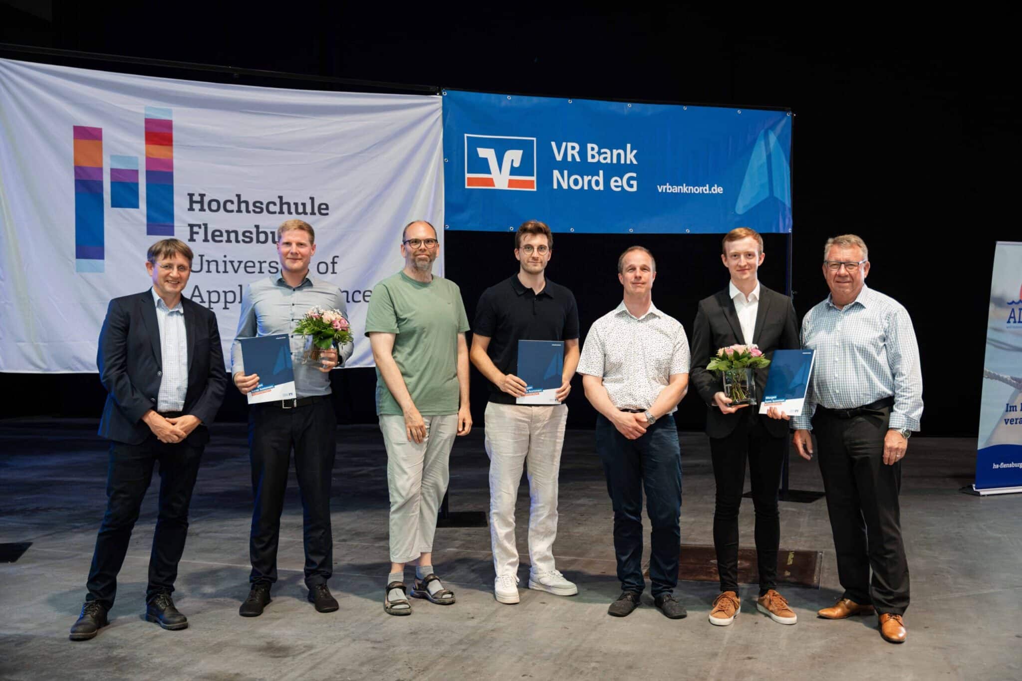 Die ausgezeichneten Preisträger in diesem Jahr heißen Michel Carl (2. v. l.), Mats Ramsl (Mitte) und Jakob Behrens (2. v. r.).