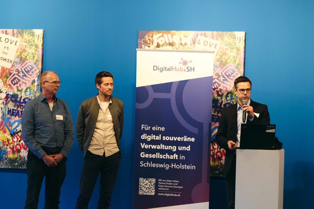 Das Kern-Projektteam (v. l.): Hendrik van der Sluis, Benjamin Klink und Prof. Dr. Lasse Tausch-Nebel (es fehlt Tobias Melzer) bei der Vorstellung des Projektes im Oktober 2025 in Kiel