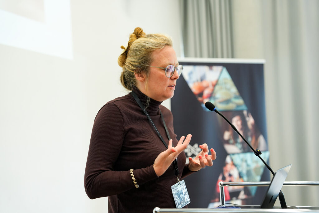 Prof. Annika Frye von der Muthesius Kunsthochschule nutzt KI in ihrem Alltag als Professorin für Industriedesign.