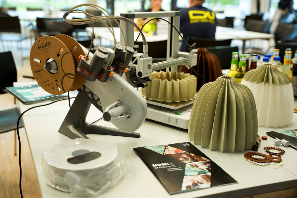 Am Tisch der Muthesius Kunsthochschule wartet auf die Schülerinnen und Schüler ein 3D-Drucker.