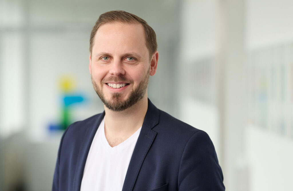 Prof. Dr. Florian Schatz entwickelt ein datensouveränes KI-System zur Lernunterstützung von Studierenden. Foto: Andreas Diekötter