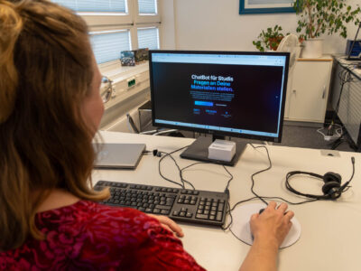 HAW Kiel entwickelt datensouveränes KI-System zur Lernunterstützung von Studierenden