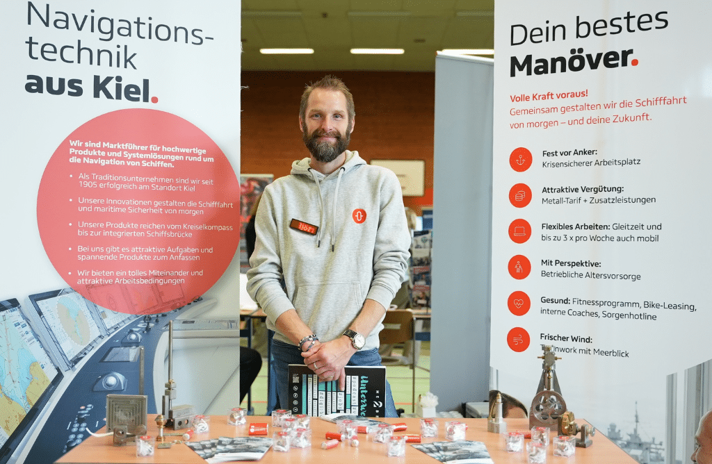 Björn Mattsson am Stand vom Kieler Hersteller von Navigationsinstrumenten Anschütz