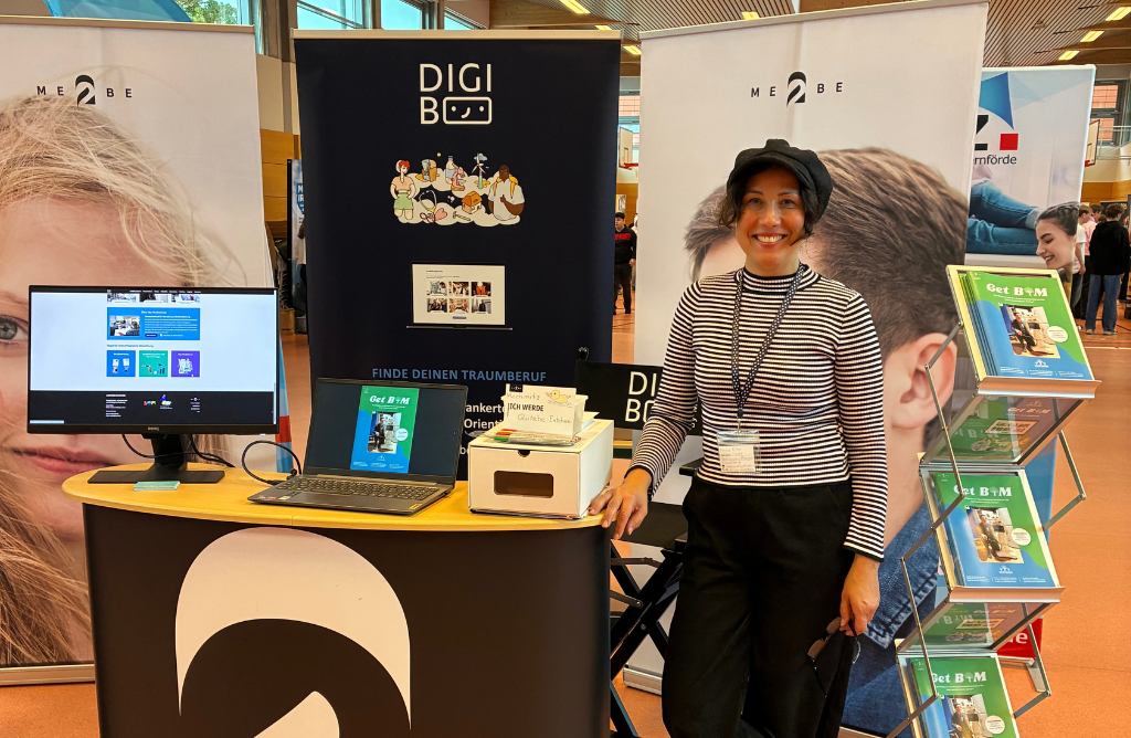 Auch ME2BE war mit einem Messestand vertreten. Mitarbeiterin Nadia Ritter zeigte den Schülerinnen und Schülern unser digitales Berufsportal DIGI.BO.