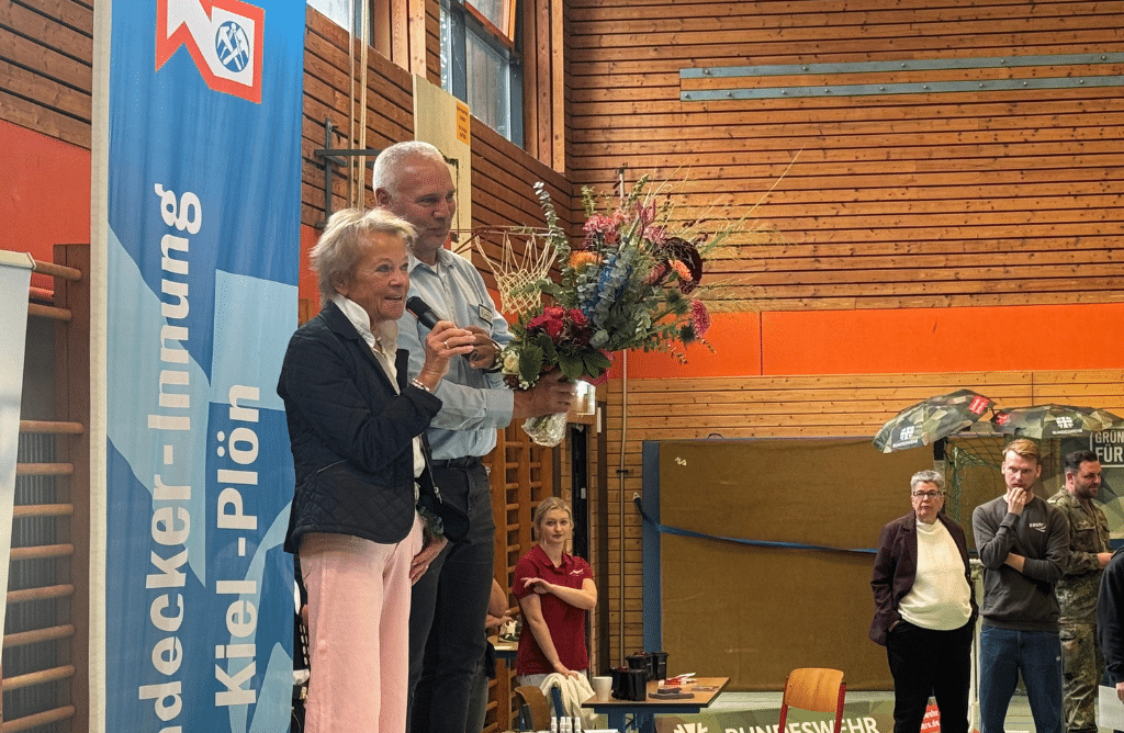 Schulleiter Ulf Schweckendiek (re.) gratuliert Margit Gebel, die die BOM vor 20 Jahren ins Leben gerufen hat.